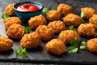 Jambon ve peynirli patates kroketleri..