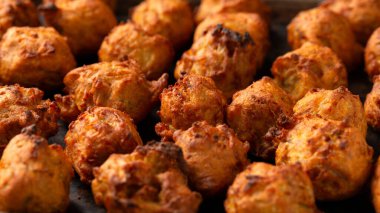 Kızarmış kokulu soğan bhaji, vejetaryen, vejetaryen Hint yemeği..