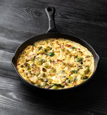 Kremalı sarımsaklı parmesan peyniri ve domuz pastırması..