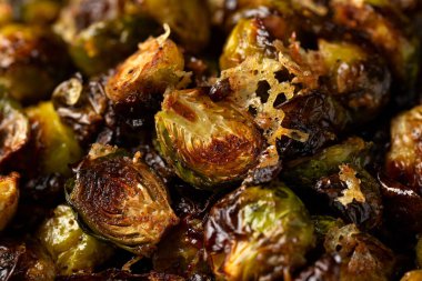 Parmesan peyniri ve sarımsaklı Brüksel lahanası..