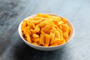 Çıtır çıtır Nacho peyniri, beyaz kasede atıştırmalık..