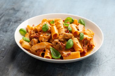 Tavuk, kurutulmuş domates ve pekorino peynirli Gochujang Makarnası