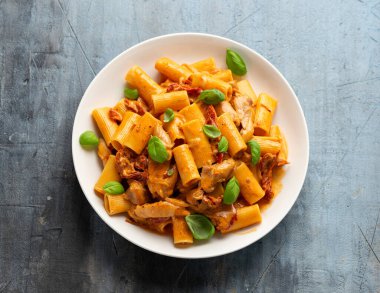 Tavuk, kurutulmuş domates ve pekorino peynirli Gochujang Makarnası