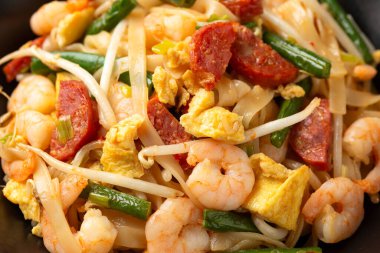 Pirinç eriştesi, karides, sosis, yumurta ve sebzeli Char kway teow.