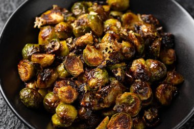 Parmesan peyniri ve sarımsaklı Brüksel lahanası..