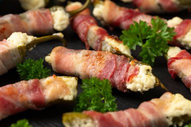 Krem peynirli ve otlu ev yapımı jambonlu Jalapeno Poppers.