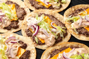 Ev yapımı Taco soslu, peynirli, marullu ve soğanlı hamburger ezmesi..