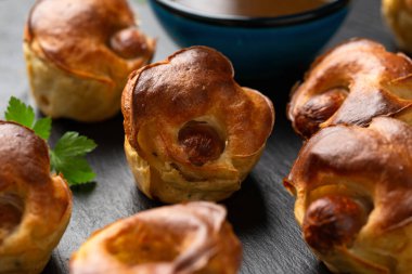 Çukurda mini kurbağa, Yorkshire 'da sosisli fırında sosis..