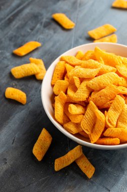 Çıtır çıtır Nacho peyniri, beyaz kasede atıştırmalık..