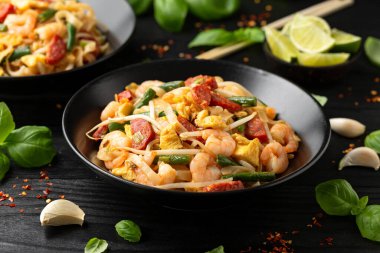 Pirinç eriştesi, karides, sosis, yumurta ve sebzeli Char kway teow.