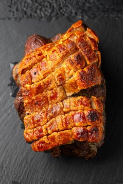 Kızarmış domuz kemiksiz omuz ve çıtır çıtır..