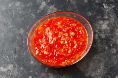 Cam kasede acı biber sosu.