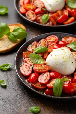 Bitki ve fesleğenli domates Burrata salatası. Sağlıklı yemek..