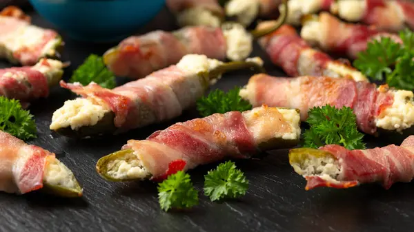 Krem peynirli ve otlu ev yapımı jambonlu Jalapeno Poppers.