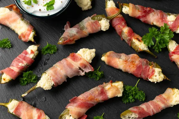 Krem peynirli ve otlu ev yapımı jambonlu Jalapeno Poppers.