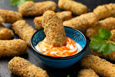 Jalapeno parmağı krem peynirle ısırır. parti yemeği.