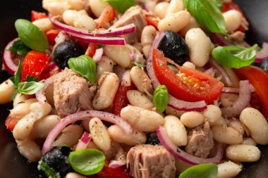 Beyaz fasulye salatası zeytinli, kırmızı soğanlı, domatesli. Sağlıklı yemek..