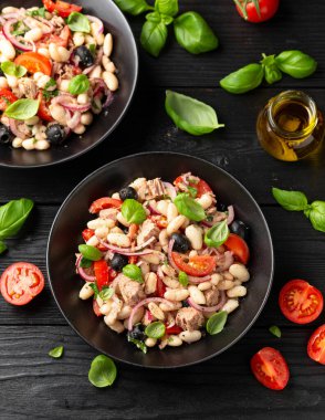 Beyaz fasulye salatası zeytinli, kırmızı soğanlı, domatesli. Sağlıklı yemek..