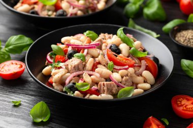 Beyaz fasulye salatası zeytinli, kırmızı soğanlı, domatesli. Sağlıklı yemek..