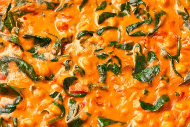 Nohut, ıspanak, körili domates. Sağlıklı yemek.