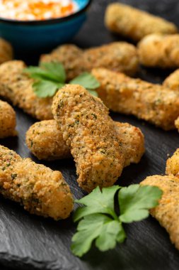 Jalapeno parmağı krem peynirle ısırır. parti yemeği.