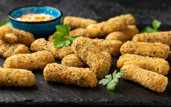 Jalapeno parmağı krem peynirle ısırır. parti yemeği.