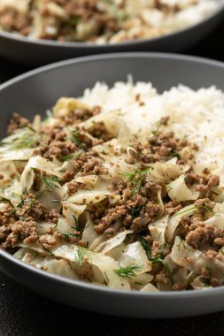 Biftek, pirinç ve sebzeli lahana dolması.