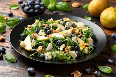 Armut Gorgonzola peyniri, yabanmersini ve ceviz salatası. Sağlıklı yemek..