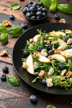 Armut Gorgonzola peyniri, yabanmersini ve ceviz salatası. Sağlıklı yemek..