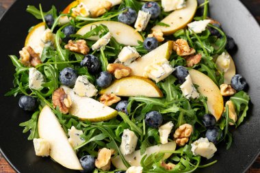 Armut Gorgonzola peyniri, yabanmersini ve ceviz salatası. Sağlıklı yemek..