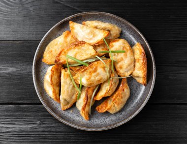 Sebzeli Gyoza usulü kızarmış köfte. Asya yemekleri