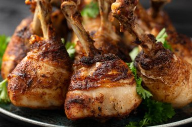 Kavrulmuş tavuk budu lolipopları kırsal tabaklarda.