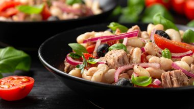 Beyaz fasulye salatası zeytinli, kırmızı soğanlı, domatesli. Sağlıklı yemek..