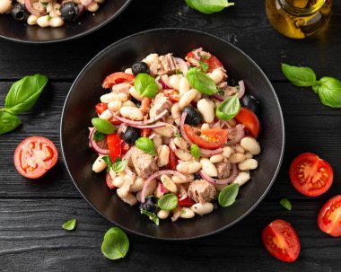 Beyaz fasulye salatası zeytinli, kırmızı soğanlı, domatesli. Sağlıklı yemek..