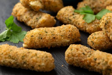 Jalapeno parmağı krem peynirle ısırır. parti yemeği.