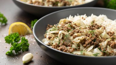 Biftek, pirinç ve sebzeli lahana dolması.