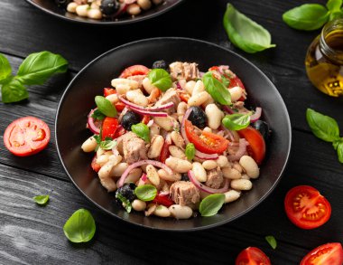 Beyaz fasulye salatası zeytinli, kırmızı soğanlı, domatesli. Sağlıklı yemek..