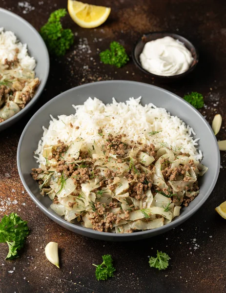 Biftek, pirinç ve sebzeli lahana dolması.