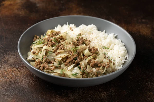 Biftek, pirinç ve sebzeli lahana dolması.