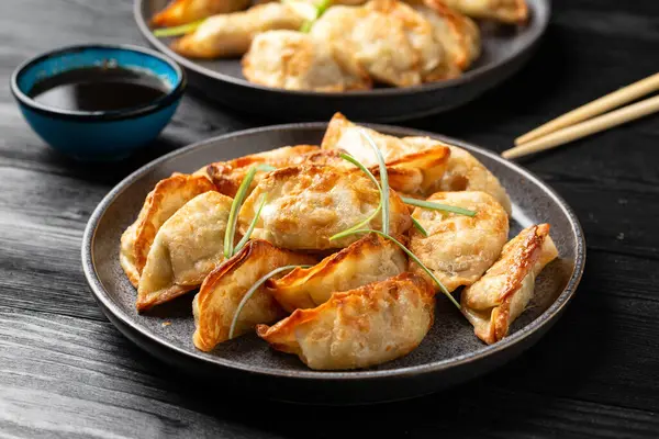 Sebzeli Gyoza usulü kızarmış köfte. Asya yemekleri
