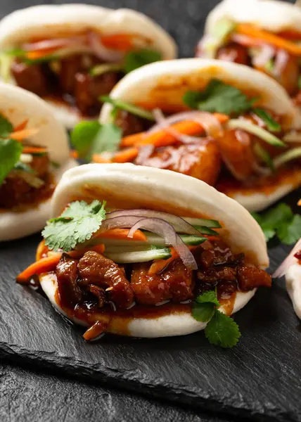 Domuz göbeği ve sebzeli bao çörekleri. Asya mutfağı.