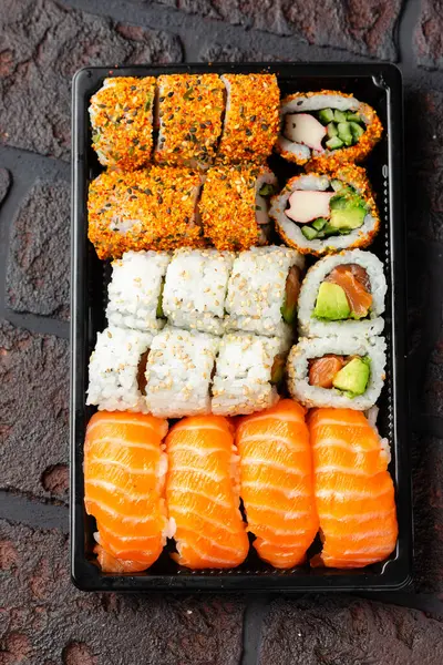 Karidesli suşi, avokado, salatalık. Yemeği götür.