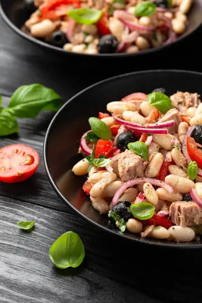 Beyaz fasulye salatası zeytinli, kırmızı soğanlı, domatesli. Sağlıklı yemek..