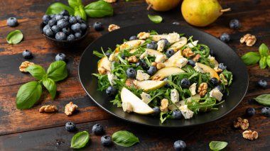 Armut Gorgonzola peyniri, yabanmersini ve ceviz salatası. Sağlıklı yemek..