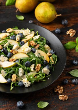 Armut Gorgonzola peyniri, yabanmersini ve ceviz salatası. Sağlıklı yemek..