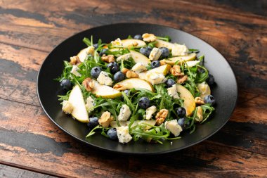 Armut Gorgonzola peyniri, yabanmersini ve ceviz salatası. Sağlıklı yemek..