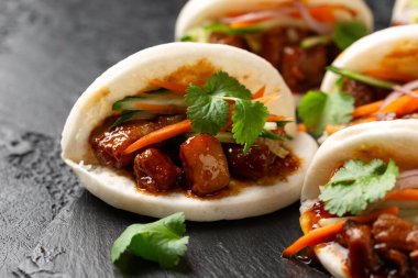 Domuz göbeği ve sebzeli bao çörekleri. Asya mutfağı.