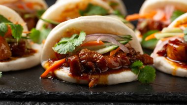 Domuz göbeği ve sebzeli bao çörekleri. Asya mutfağı.