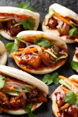 Domuz göbeği ve sebzeli bao çörekleri. Asya mutfağı.