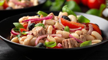 Beyaz fasulye salatası zeytinli, kırmızı soğanlı, domatesli. Sağlıklı yemek..